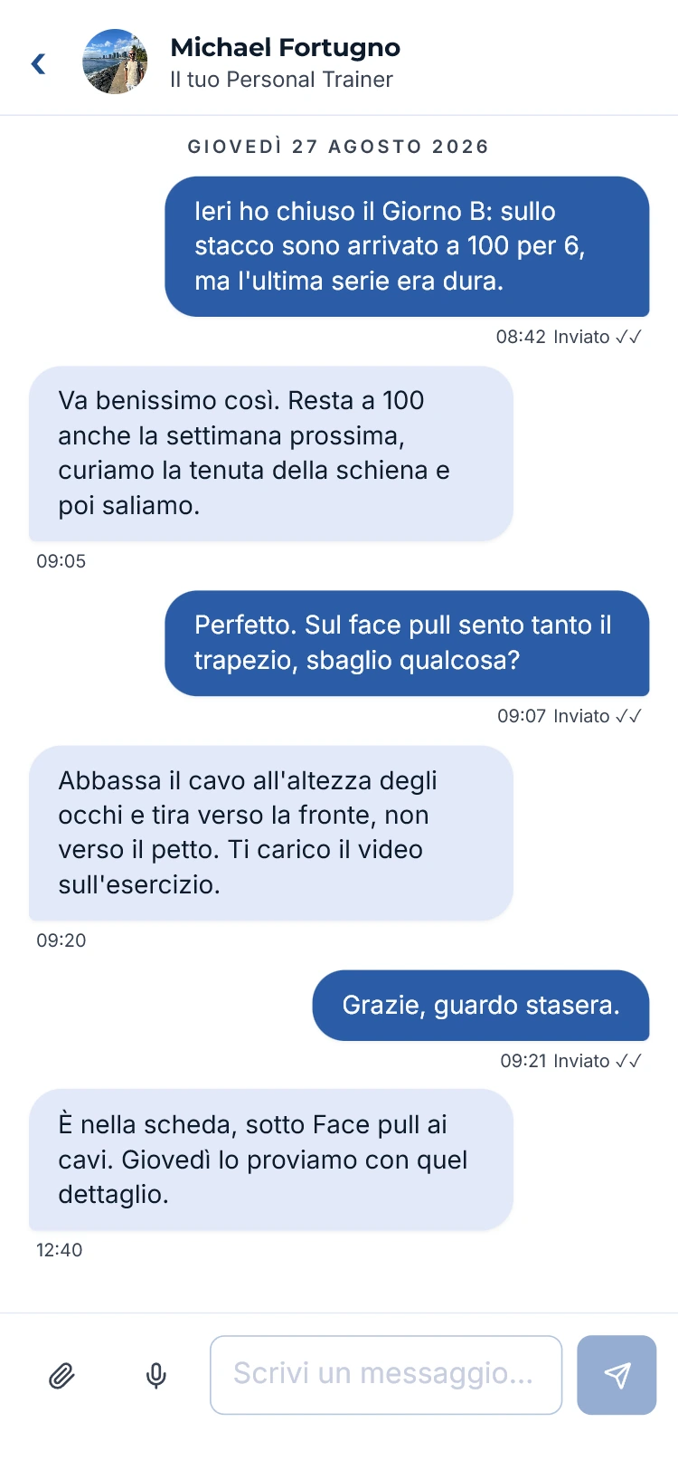 La chat fra cliente e trainer dentro l'app, con le risposte sull'allenamento